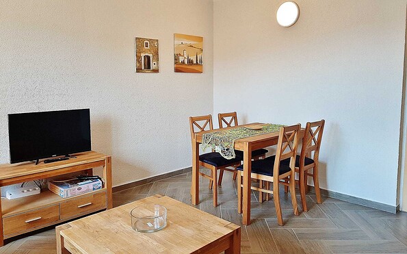 Dining table with 4 chairs, Foto: U. Haselbauer, Lizenz: Tourisumusverband Lausitzer Seenland e.V.