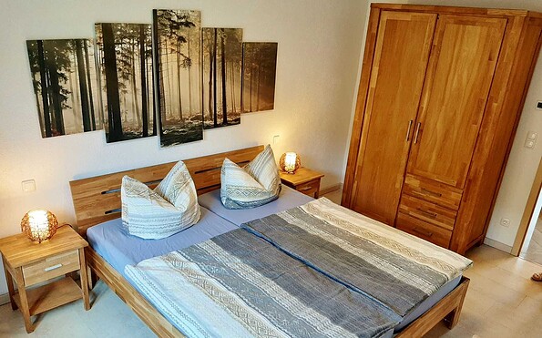 Bedroom with double bed; wardrobe and crib, Foto: Jens Richter