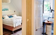 Blick ins Schlafzimmer und Bad der Ferienwohnung Justus, Foto: Marina Kosel, Lizenz: Foto: Pension Marina