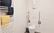 Ferienzimmer Landhausidylle, Bad mit begehbarer Dusche, WC , Foto: Ulrike Haselbauer, Lizenz: Tourismusverband Lausitzer Seenland e.V.
