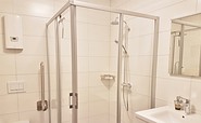 Ferienzimmer Landhausidylle, Bad mit begehbarer Dusche, WC und Handtuchwärmer, Foto: Fanny Nevoigt