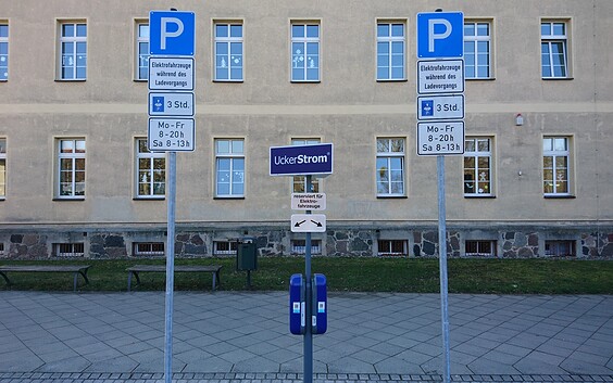 Stromtankstelle Parkplatz Diesterweg-Grundschule Prenzlau, charging plug
