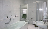 Bad mit Badewanne und Dusche, Foto: Fam. Kirste