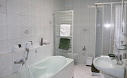 Bathroom with bathtub and shower, Foto: Fam. Kirste