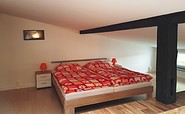 Schlafbereich mit Doppelbett, Foto: Touristinformation Senftenberg, Lizenz: Tourismusverband Lausitzer Seenland e.V.