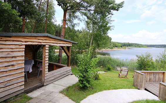 Aussenbereich mit Blick auf den See, Foto: Touristinformation Senftenberg, Lizenz: Tourismusverband Lausitzer Seenland e.V.