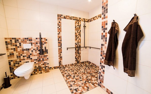 Badezimmer mit ebenerdiger Dusche, Foto: Strandhaus Eden