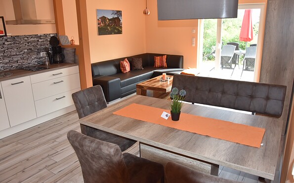 Dining area and kitchenette, Foto: Ferienhaus Schilfblume