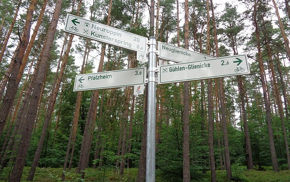 Signposts on the Tierpark-Heide cycle path, Foto: Itta Olaj, Lizenz: Tourismusverband Ruppiner Seenland e.V.