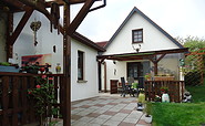 Blick auf das Ferienhaus Maja mit Terrasse, Foto: Verena Bathke