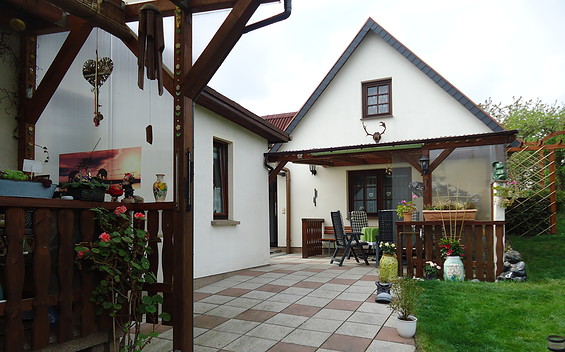 Blick auf das Ferienhaus Maja mit Terrasse, Foto: Verena Bathke
