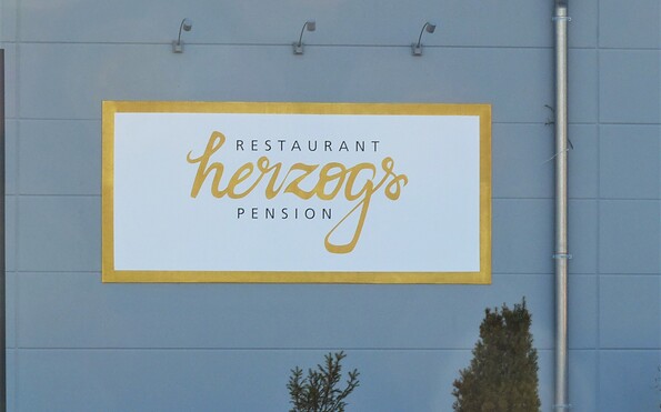 Sign Herzogs Restaurant, Foto: Gregor Kockert, Lizenz: Tourismusverband Lausitzer Seenland e.V.