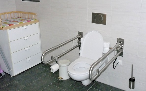 behindertengerechte Toilette, Foto: Gregor Kockert, Lizenz: Tourismusverband Lausitzer Seenland e.V.