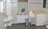renovated handicapped accessible toilet with changing unit, Foto: Gregor Kockert, Lizenz: Tourismusverband Lausitzer Seenland e.V.