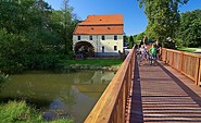 Radlerpause an der Elstermühle in Plessa, Foto: Lars Reßler Fotografie, Lizenz: Tourismsuverband Elbe-Elster-Land e.V.