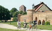 Radler vor der Stadtmauer in Wittstock, Foto: StudioProkopy, Lizenz: StudioProkopy