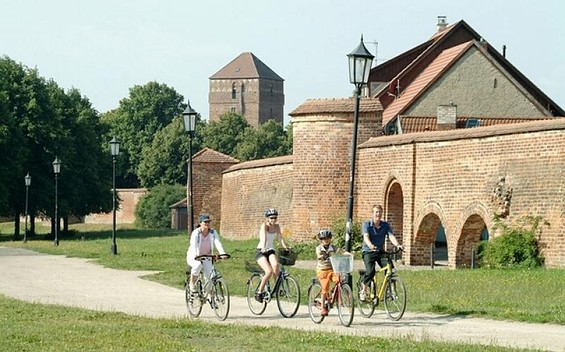 Radler vor der Stadtmauer in Wittstock, Foto: StudioProkopy, Lizenz: StudioProkopy