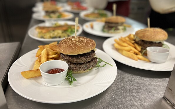Burger vom Rägeliner Galloway Rind mit Steakhouse Pommes, Foto: Franziska Kouidis, Lizenz: Franziska Kouidis