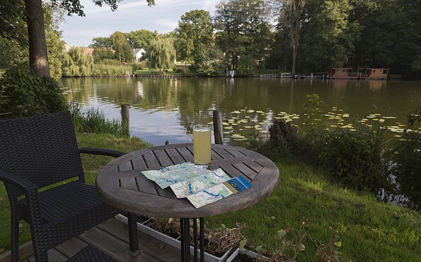 Pause im River-Café in Molchow, Foto: Steffen Lehmann, Lizenz: TMB Tourismus-Marketing Brandenburg GmbH