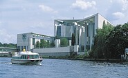 Von Berlin in die Fontanestadt Neuruppin, auf der Spree vor dem Bundeskanzleramt, Foto: Kuhnle Tours GmbH, Lizenz: Kuhnle Tours GmbH