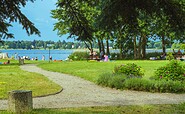Park with sunbathing lawn, Foto: RedStone Hotels GmbH