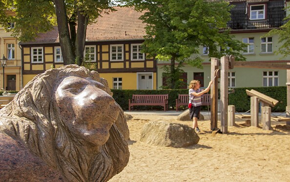 Löwenstatue auf dem Neuen Markt in Neuruppin, Foto: ScottyScout, Lizenz: ScottyScout