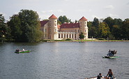 Auf dem Wasser vor Schloss Rheinsberg, Foto: TV Ruppiner Seenland, Lizenz: TV Ruppiner Seenland