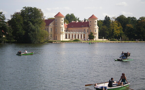 Auf dem Wasser vor Schloss Rheinsberg, Foto: TV Ruppiner Seenland, Lizenz: TV Ruppiner Seenland