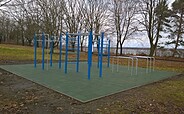Active Park Senftenberger See/ Self-weight training station at the Lakeside Terrace, Foto: Zweckverband Lausitzer Seenland Brandenburg e.V.