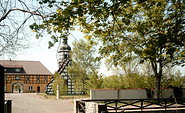 Kirche Saathain im Hintergrund, Foto: Tourismusverband Elbe-Elster-Land e.V., Lizenz: Tourismusverband Elbe-Elster-Land e.V.