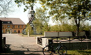 Kirche Saathain im Hintergrund, Foto: Tourismusverband Elbe-Elster-Land e. V., Lizenz: Tourismusverband Elbe-Elster-Land e. V.