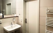 Beispiel für Bad mit Dusche, WC, Waschbecken und Spiegel mit Ablage, Foto: Ulrike Haselbauer, Lizenz: Tourismusverband Lausitzer Seenland e.V.