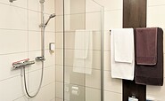Beispiel für Bad mit Dusche, WC, Waschbecken und Spiegel mit Ablage, Foto: Ulrike Haselbauer, Lizenz: Tourismusverband Lausitzer Seenland e.V.