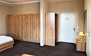Beispiel für Mehrbettzimmer Doppelbett und Kleiderschrank, Foto: Ulrike Haselbauer, Lizenz: Tourismusverband Lausitzer Seenland e.V.