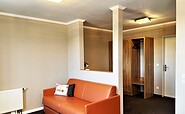 Beispiel für Mehrbettzimmer mit Couch für Aufbettung, Foto: Ulrike Haselbauer, Lizenz: Tourismusverband Lausitzer Seenland e.V.