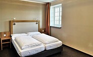 Example of shared room with double bed and sofa bed, Foto: Ulrike Haselbauer, Lizenz: Tourismusverband Lausitzer Seenland e.V.