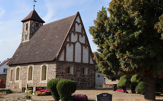 Ostgiebel der Dorfkirche Kuhlowitz, Foto: Klaudia Kaatz, Lizenz: Paulinen Hof Seminarhotel