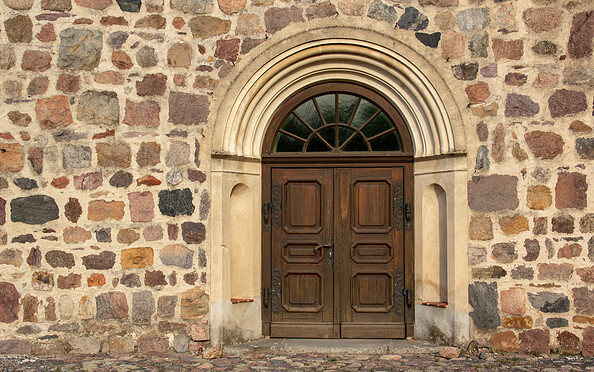 Eingangspforte zur Feldsteinkirche, Foto: ScottyScout, Lizenz: TMB-Fotoarchiv