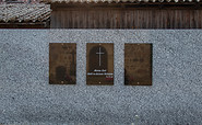 Messingtafeln auf dem Kirchhof, Foto: ScottyScout, Lizenz: TMB-Fotoarchiv