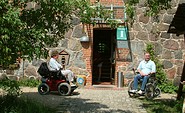 Rollstuhlfahrer vor dem Naturparkzentrum, Foto: Naturparkarchiv
