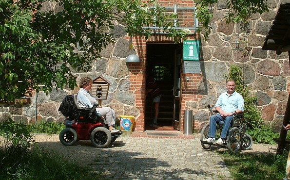 Rollstuhlfahrer vor dem Naturparkzentrum, Foto: Naturparkarchiv