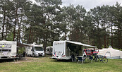 Pitches for mobile homes and caravans, Foto: Julia Seidlitz, Lizenz: Wald- und Naturcampingplatz am Tonsee Süd / Julia Seidlitz