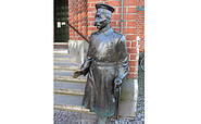 Captain von Köpenick in front of the town hall in Berlin-Köpenick, Foto: Manfred Reschke, Lizenz: Tourismusverband Dahme-Seenland e.V.