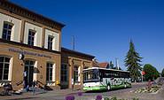 Vor dem Bahnhof fährt die Burgenlinie, Foto: Bansen/Wittig
