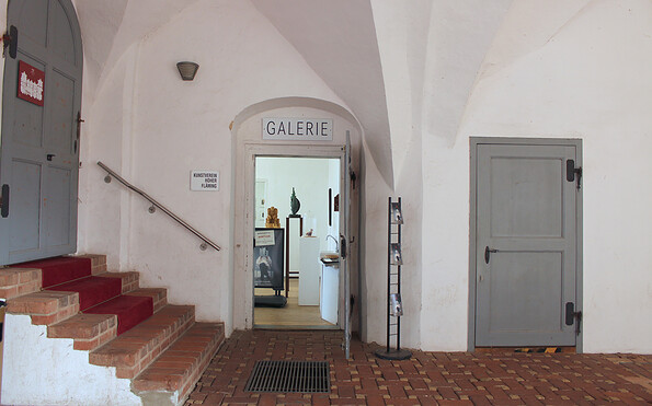 Galerie Eingang im Torhaus, Foto: Eva Galonska