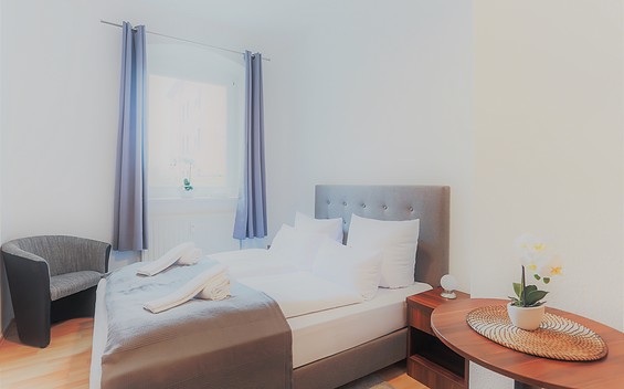 Schlafzimmer mit Gartenblick, Foto: Anna Gogowski