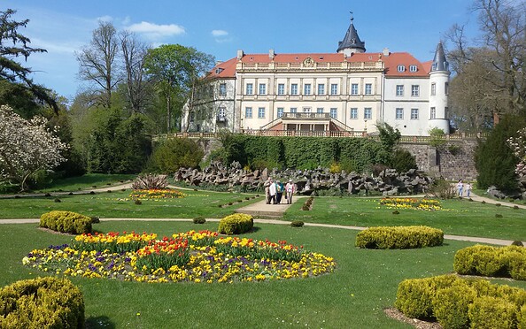 Frühjahrsflor im Blick zum Schloss Wiesenburg, Foto: Kathrin Rospek