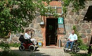 Rollstuhlfahrer vor dem Naturparkzentrum, Foto: Naturparkverein Hoher Fläming e.V.