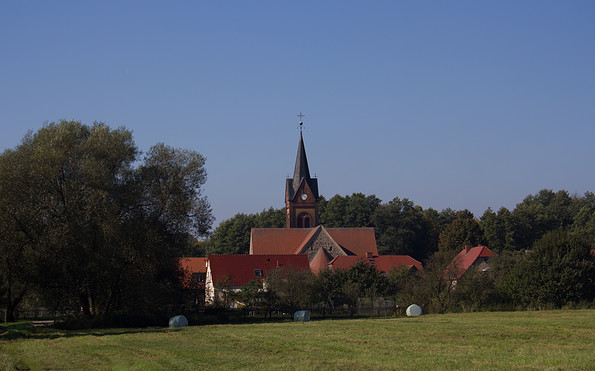 Blick vom Feld auf die Kirche, Foto: Bansen/Wittig