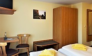 Beispiel Doppelzimmer mit Kleiderschrank, Sitzecke und Fernseher, Foto:  Ulrike Haselbauer, Lizenz: Tourismusverband Lausitzer Seenland e.V.